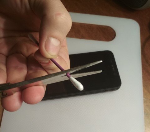 Цифра из провода наушников. Как вытащить наушники из телефона. Застрял штекер от наушников в телефоне. Как вытащить сломанный джек из гнезда. Как вытащить наушники из телефона.