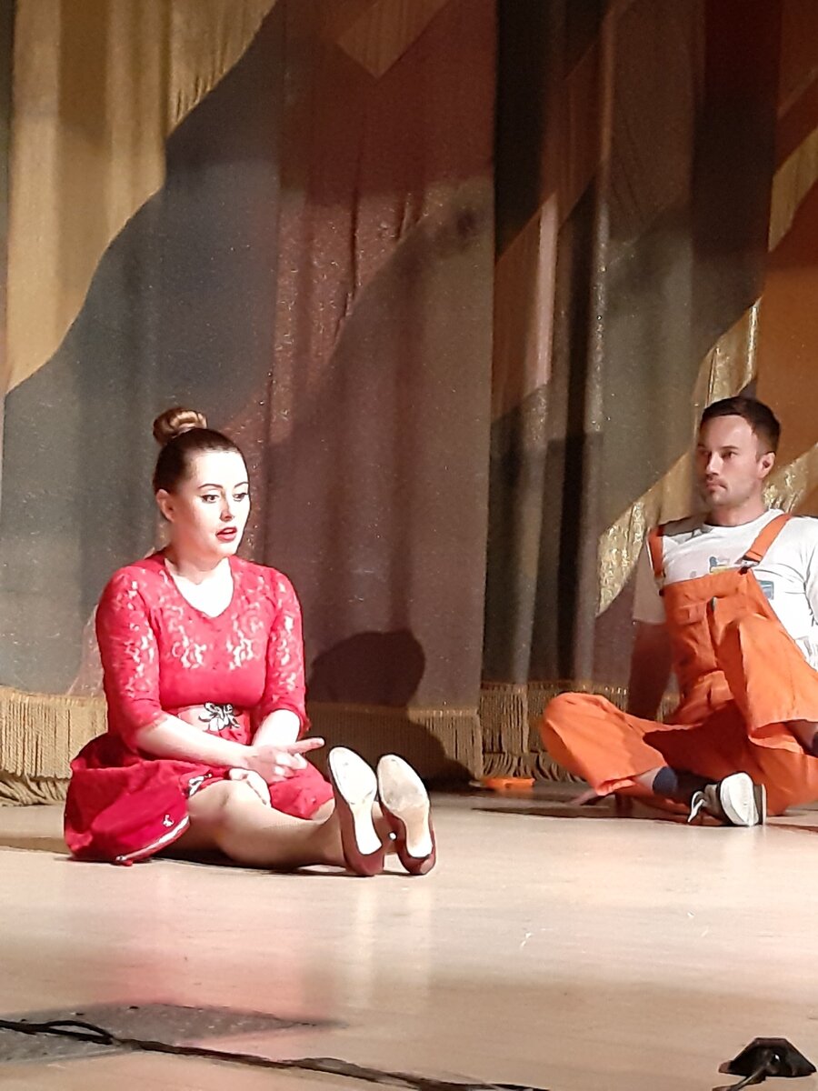 Кадр из спектакля "Ангелы на крыше