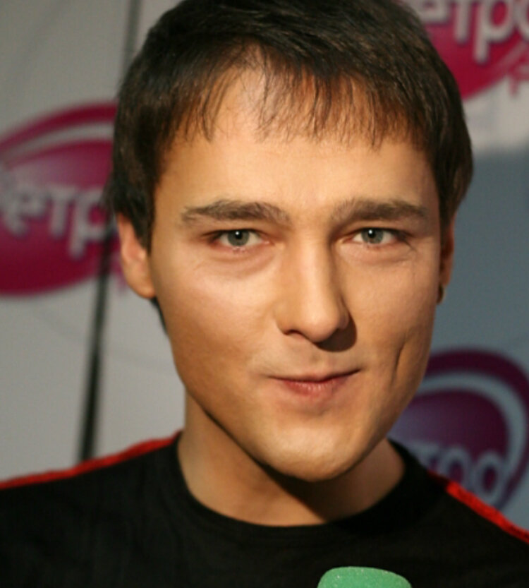 Конфликт начался с того, что летом прошлого года компания «Честная музыка», которая представляет интересы Андрея Разина, обратилась к Юрию Шатунову с предложением заключить договор на исполнение песен из репертуара «Ласкового мая». 
Все права на «Седую ночь», «Белые розы» и другие хиты уже давно принадлежат именно Разину. Но его бывший подопечный вроде как без спросу пел раскрученные поп-творения на своих концертах, зарабатывая приличные деньги на модной ныне ностальгии. Вот артиста и попросили поделиться процентами от прибыли. Шатунов на сделку не согласился.