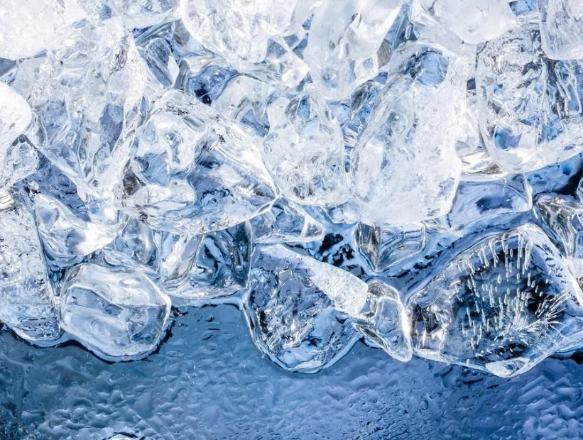 Многие люди даже не подозревают о том, что вокруг нас есть множество предметов и вещей, которые имеют удивительные свойства. В этой статье обсудим твердость некоторых материалов и интересные результаты, которые получаются на основе этих свойств. 
В 1994 году большое землетрясение ударило близ Лос-Анджелеса, убив 57 человек, и поранив более 5 000. Материальный урон достиг невероятных 20 миллиардов долларов. Такие землетрясения заставляют нас задуматься. Насколько твердая земля под нашими ногами? Что вообще значит понятие твердости?

Каменноугольный пек кажется твердым, но это не так. На самом деле он является очень вязкой жидкостью, т.е. он жидкий. Вязкость - это мера сопротивления растеканию. Оливковое масло примерно в 100 раз вязче воды, а мед в 100 раз вязче масла. Вязкость пека больше вязкости воды в 230 миллиардов раз. В Кливлендском университете над пеком проводится самый продолжительный в мире эксперимент. В 1927 году пек был помещен в воронку. За 90 лет из нее упало всего 9 капель. Никто не присутствовал при падении капли. В 1988 году хранитель эксперимента Джон Мейнстон был близок к тому, чтобы увидеть как падает капля. Он вышел из комнаты, чтобы налить себе чаю и пропустил заветный момент. Вы можете наблюдать за этим экспериментом онлайн, но так как последняя капля упала в 2014 году, то вряд ли Вам удастся в ближайшие годы увидеть заветное падение.

Другое вещество, которое является вязкой жидкостью - это стекло. Стекло необычно тем, что оно является аморфным телом. Молекулы диоксида кремния не составляют упорядоченную структуру. Стекло охлаждается настолько быстро, что при переходе из жидкого в "твердое" состояние, молекулы не имеют времени выстроиться в упорядоченную кристаллическую структуру. Визуально твердым стекло делают атомы или молекулы, которые настолько сильно скреплены друг с другом химически, что они не могут проскальзывать рядом с другими.

Однако отсутствие упорядоченной кристаллической структуры делает стекло всё же жидким, даже когда оно находится в визуально твердом состоянии. Именно из-за того, что стекло на самом деле жидкое, в оконных рамах в старых домах, где окна простояли уже по несколько десятков лет, хорошо заметно, что стекла тоньше вверху чем внизу. Это связано с тем, что некоторая часть стекла за долгие годы уже стекла сверху вниз. Поэтому в таких домах окна дребезжат в рамах, ведь вверху они уже тоньше, чем подготовленный для них зазор. Иногда этот эффект настолько заметен, что сверху образуется даже щель.

Идем дальше. Что мы знаем про внутреннюю часть Земли? Под земной корой находится мантия, которая отвечает за движение тектонических плит и землетрясения. Твердая она или жидкая? Мы никогда не сможем увидеть мантию напрямую, но можем наблюдать лаву, которая является раскаленным камнем. Можно представить, что мантия очень на нее похожа. Мантия должна быть жидкой, потому что ей нужно течь, правильно? На самом деле нет, потому что мантия является твердым телом. Волны с двигательным землетрясением могут распространяться сквозь мантию, но эти волны не могут передвигаться сквозь жидкости, что является подтверждением ее твердости. Каким же образом твердый камень течет? Ответ находится в неидеальности кристаллов, у которых может не хватать нескольких атомов. Вязкость мантии походит на вязкость стекла, только на несколько порядков выше. Мантия становится похожа на жидкость, но только в геологические отрезки времени. Пек - это жидкость, которая может течь так медленно, что кажется твердым телом. А мантия земли - это твердое тело, которое ведет себя как жидкость, если подождать достаточно долго.

Твердость и пластичность не имеет абсолютного значения, а только относительное. И все тела на самом деле одновременно жидкие и твердые. Когда в деле огромная масса и сила, то разница теряет значение. Твердые определения, которые мы для себя создаем, приводят к неправильным представлениям и вязким слухам.