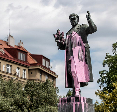 Памятник Коневу в наши дни в Праге.
