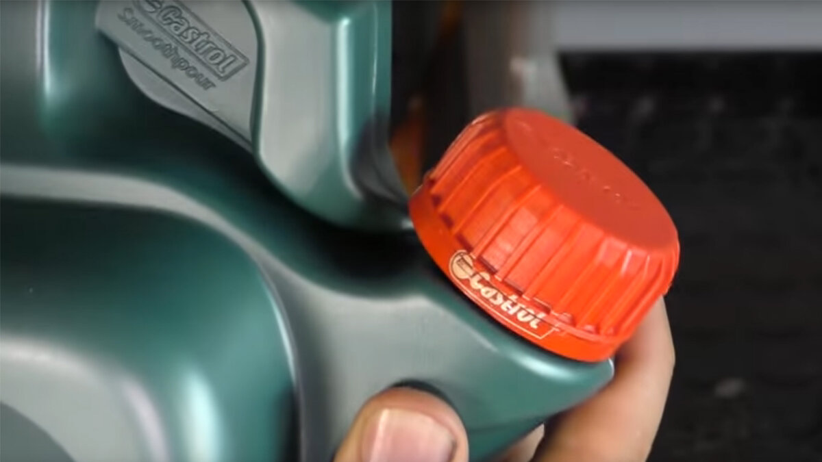 лайфхак с крышкой масла. Kia sportage 2012 масляный фильтр. лайфхак подсолнечное масло. открываешь крышку масла идет дым. крышка маслозаливной горловины рено дастер 2.