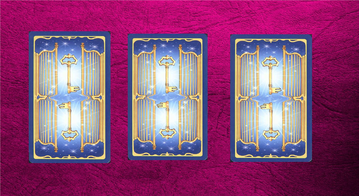 карты перевёрнутые. слева 1, в центре 2, справа 3.