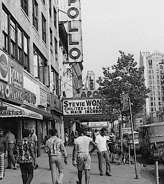 Гарлем. Архивное фолто, судя по рекламе Стиви Вандера - примерно того же времени