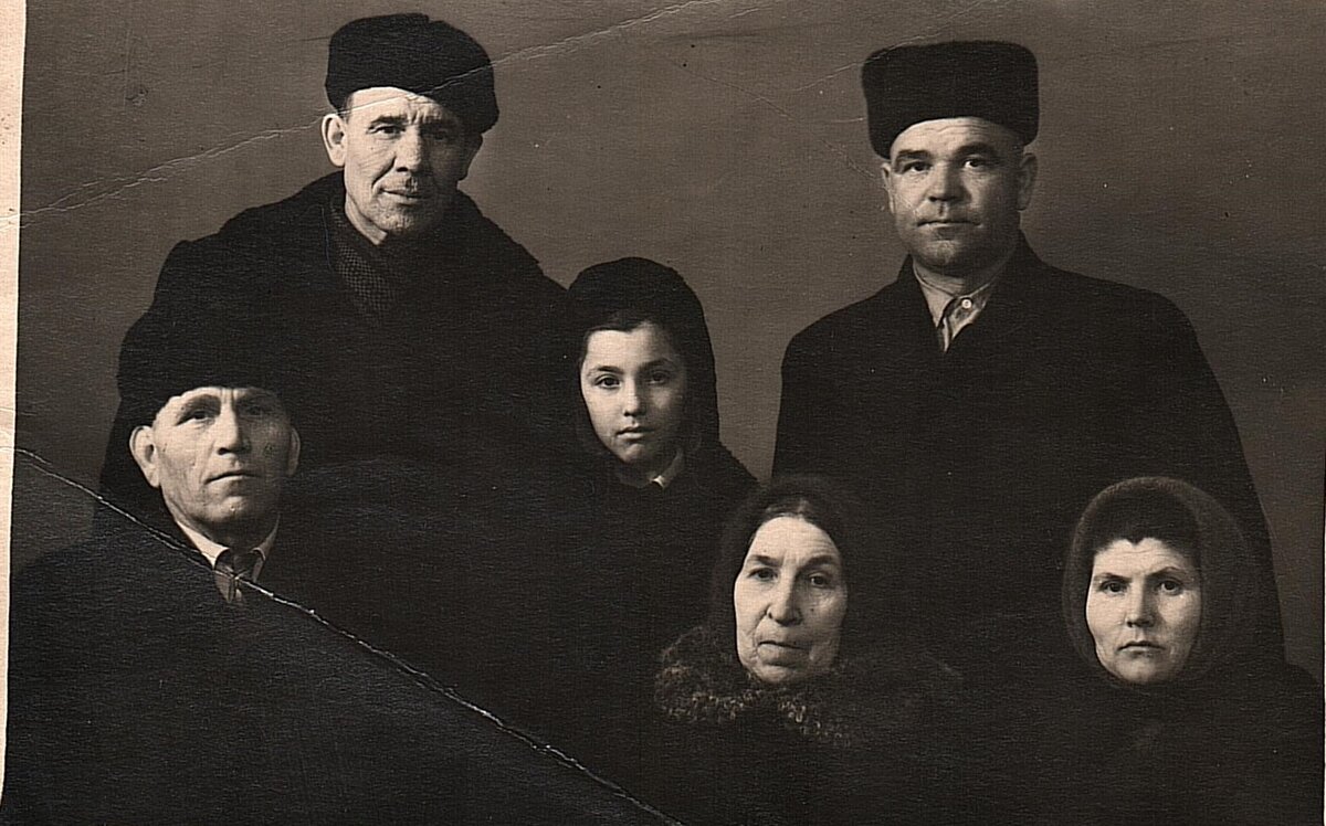 Молодые и пожилые женщины с удовольствием носили пуховые платки