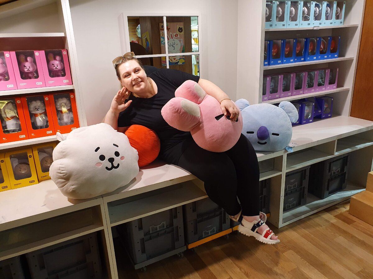 Я в магазине Лайн Френдс на Мёндоне, 2 этаж, отдел продукции БТ21