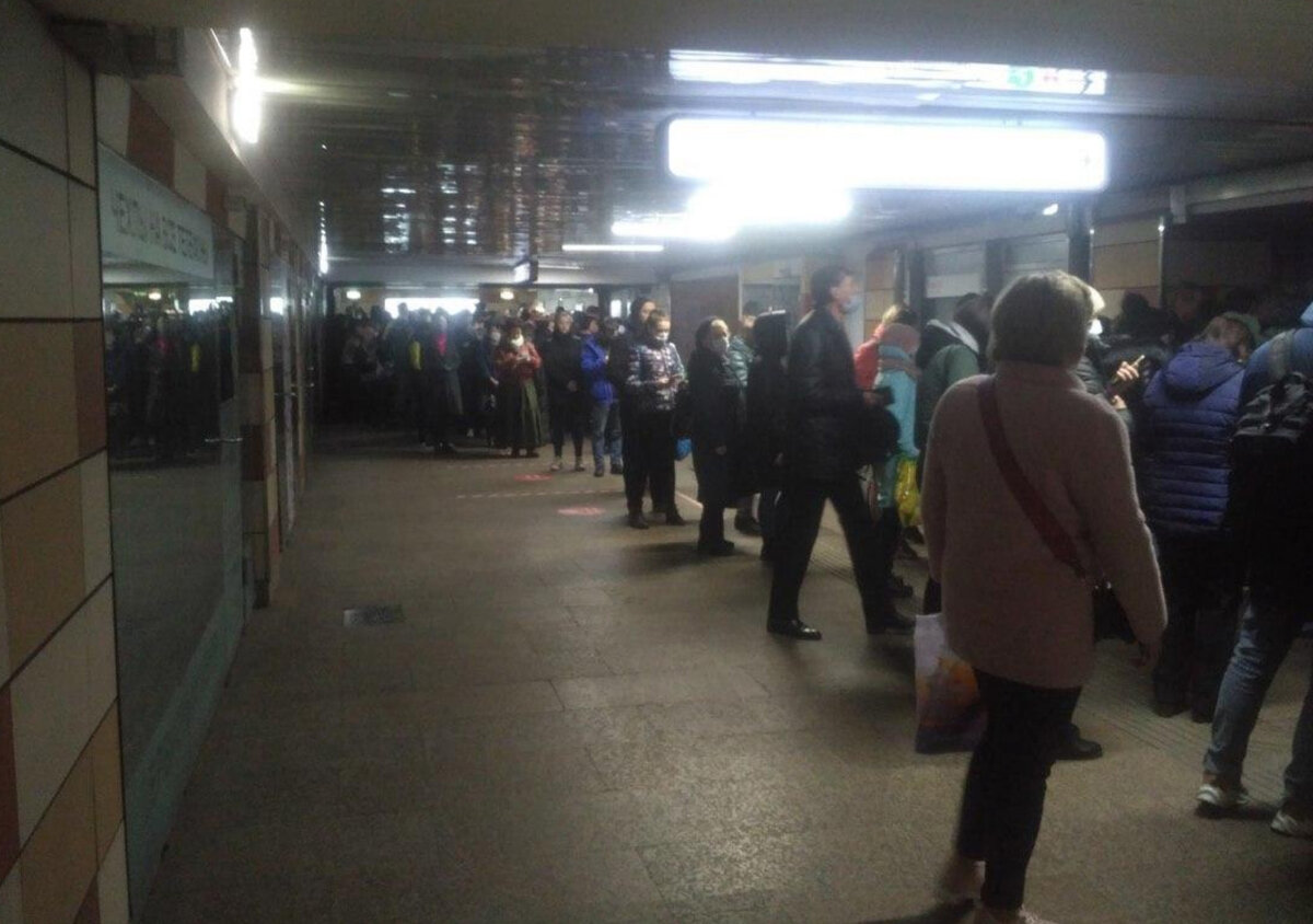 Очереди людей на вход в полупустое метро, это то о чем мечтал вирус?