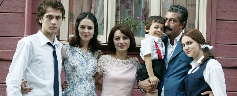 Как часто мы сами не осознаем нашего счастья... И в погоне за химерами рушим все на своем пути. Сериал "Бесценное время". Фото из открытых источников.