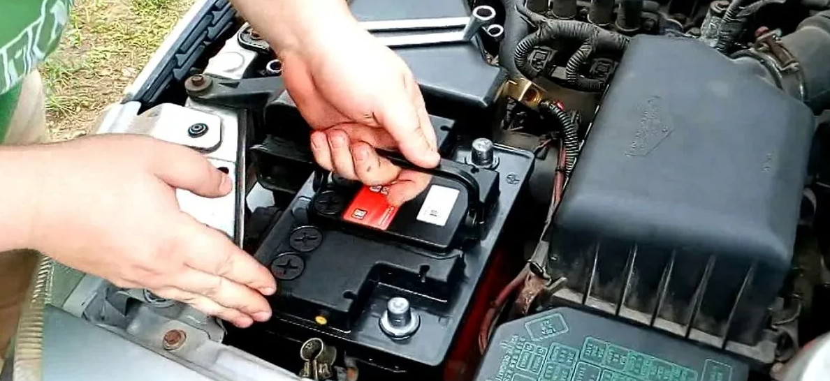 На самом деле с заменой АКБ может справиться любой человек. Достаточно открутить два болта ключом на 10 и возможно крепежную планку, но тут ключ может на 8-10-12. Убираем старый, ставим новый. Сперва подключаем плюсовую клемму, затем минусовую