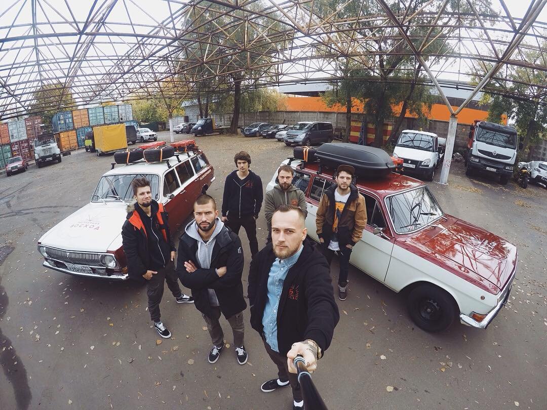 Ах какие сладенькие и бритые... С причесочками! Фото со старта пришлось продублировать из какой-то главы. Ничего лучше не нашел, сорян. 