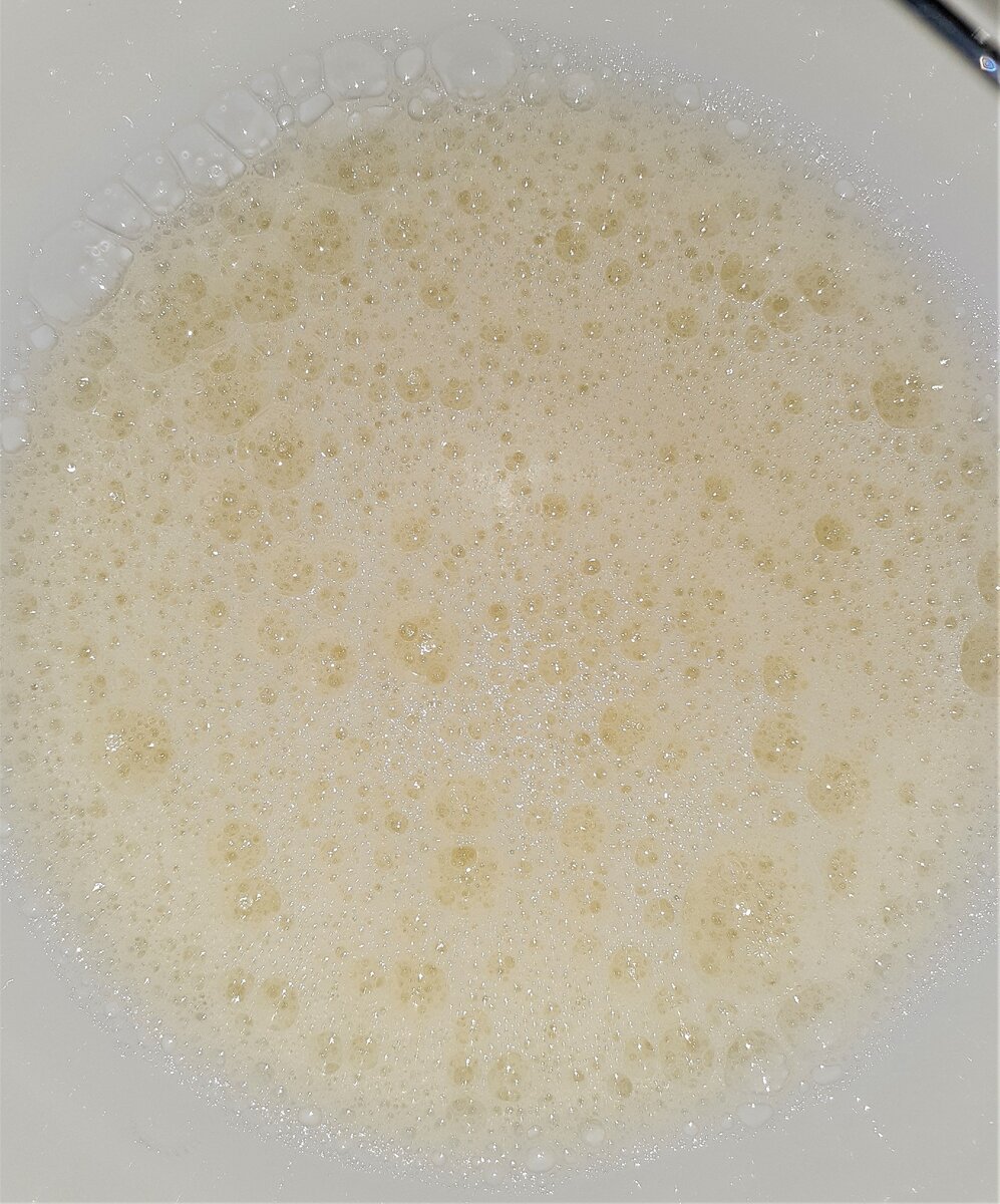 добавляю щепотку соли и взбиваю до пузыриков,