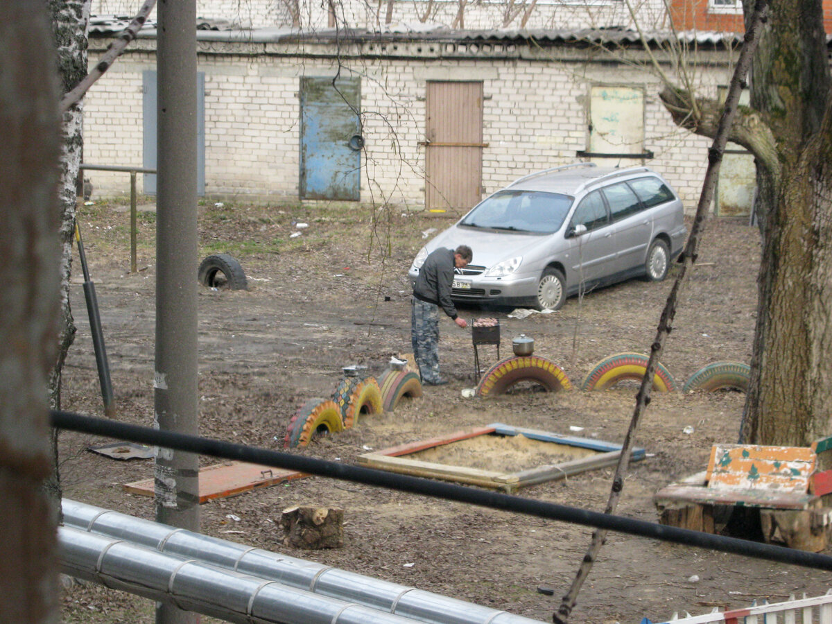 Наступят двор. Ул юрина барнаул площадка во двор. Асфальт в городе. Грязная улица. Наступят двор.