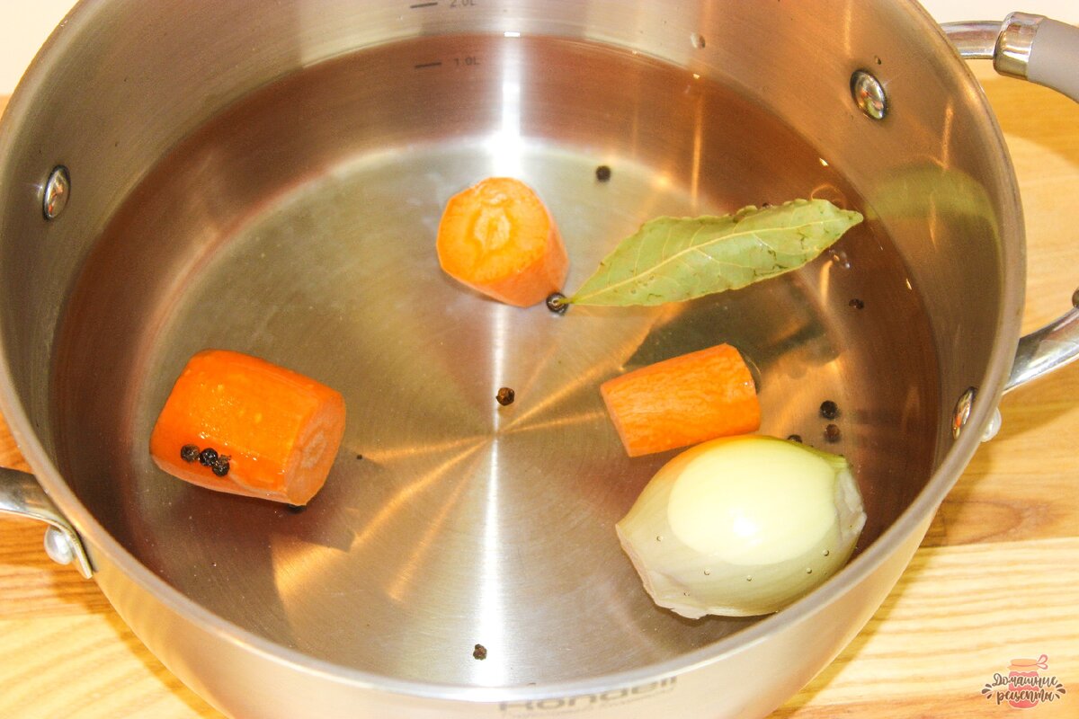Приготовим овощной бульон: в кастрюлю положить лук 1 шт., морковь 1 шт., перец горошком, лавровый лист, залить водой (2,5 л.), варить 15-20 минут на медленном огне.