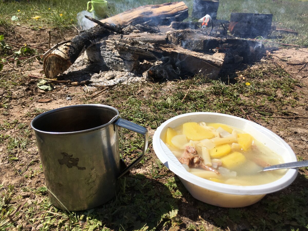 Рыбу не поймали. Уху сварили из тушёнки.