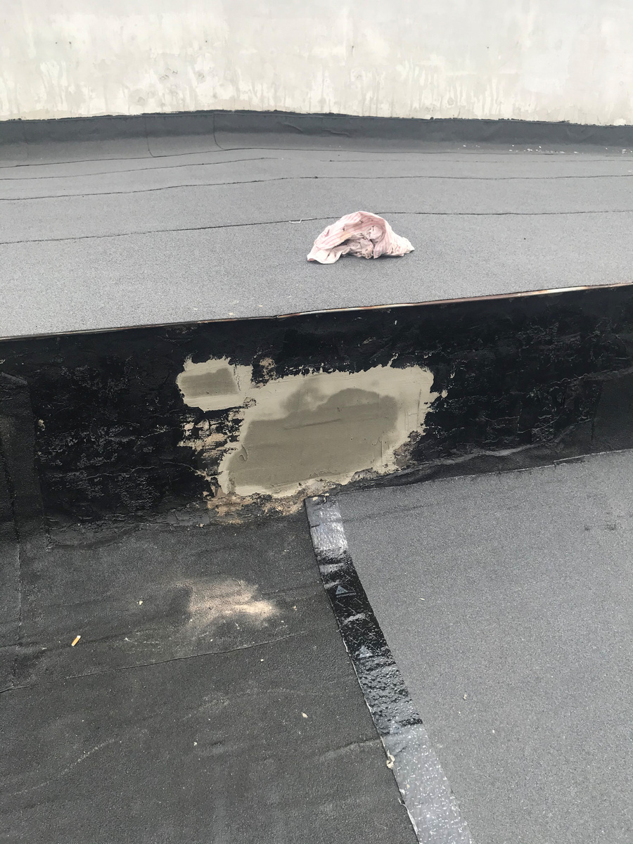 Удалили оторванное покрытие и починили отмостку