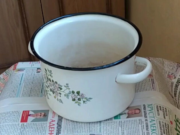 Моя старая кастрюля. На фото дна не видно, но эмаль на нем много раз пригорала и откалывалась при мойке и чистке