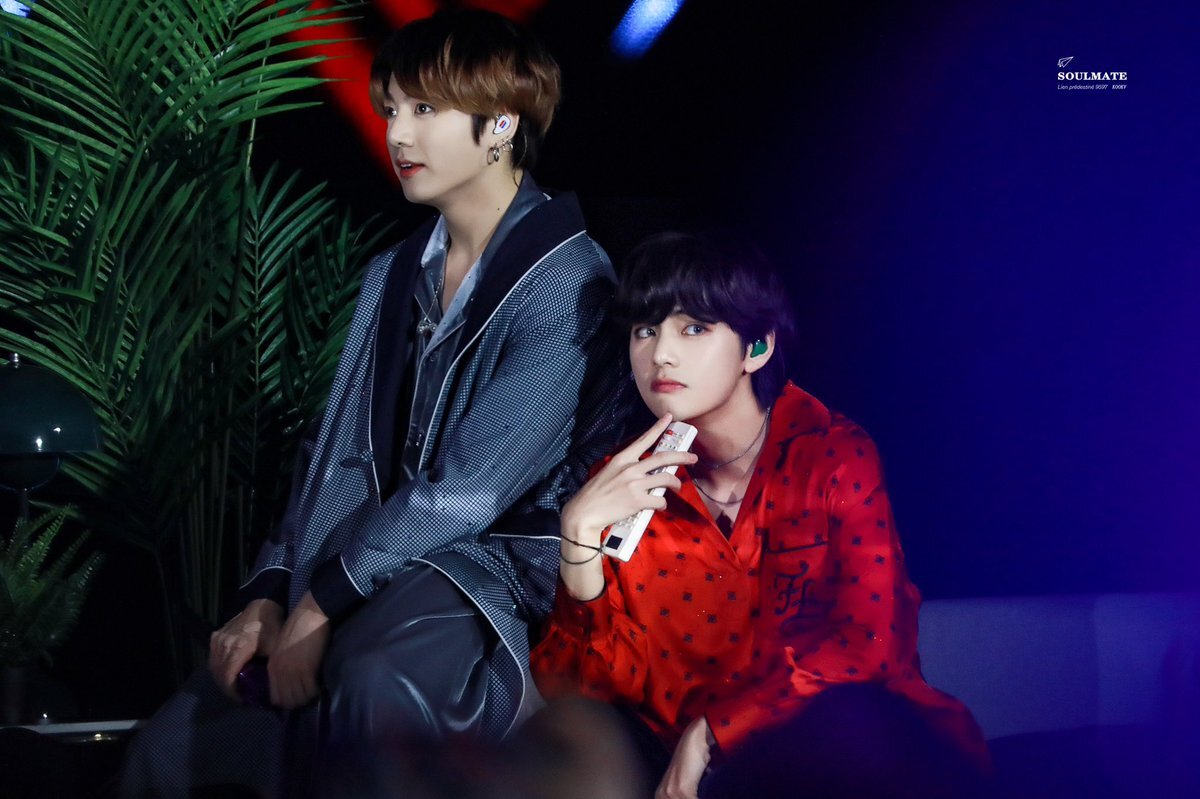 Тэхён [справа] и Чонгук [слева]