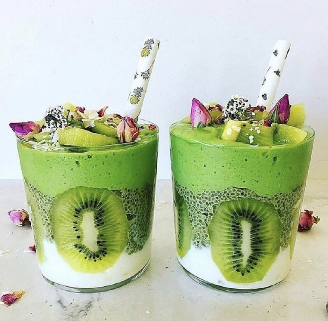 Пудинги это всегда хорошое настроение! Ну а если он сделан из спелого киви 🤪 семян чаи, да еще и со сливочным сыром мммм…….. это ващеееееее…… гастрономический отпад 😍 Скорей давай приступать к приготовлению. 
КИВИ ПУДИНГ
......................................

🥝Спелый киви 2шт
🥝Семена чиа 2ст л
🥝Кокосовое молоко 100мл
🥝Сахарный сироп 50мл
🥝Сливочный сыр 3ст л

......................................

В блендере пробить два киви с сиропом /25 мл/. Смешать в отдельной миске кокосовое молоко, семена чиа и остатки сиропа. Помешивать в течение 3-4 минут, до тех пор, пока масса не начнет густеть и отставить в сторону еще на 5 минут до полного загустения. В стакан положить сливочный сыр, смесь из чиа, сверху выложить пюре. Оставить в холодильнике на 2 часа. Перед подачей можно украсить дольками киви.

ЗЫ: 🍫 Если тебе нравятся необычные десерты 🧁 на нашем курсе мы рассказываем как сделать - мороженное из ликера 🍭 апельсиновый щербет с кокосовым сиропом и 🍹 желешки со вкусами коктейлей.

Подробности о самом крутом курсе💥😎 по ссылке https://academy.bpro.bar/
