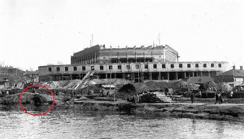 1930-е годы постройка театра на набережной - портал ручья уже присутствует 