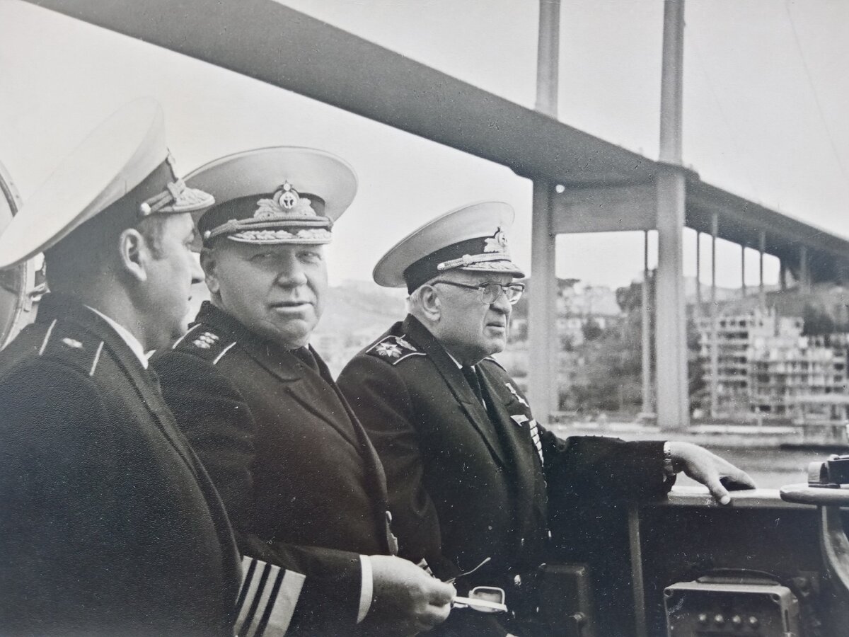 Горшков Сергей Георгиевич (третий слева). 