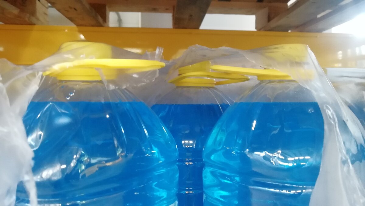 Что мне понравилось - это одинаковый уровень незамерзайки во всех банках. Стало быть разливают на конвейере в заводских условиях. Это уже хорошо. 