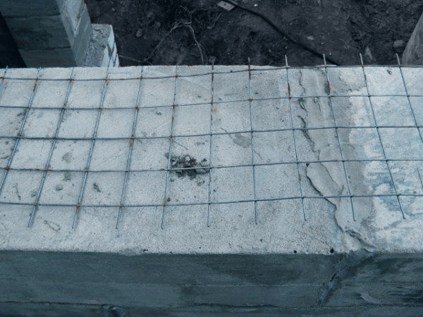 Сетку кладëм так, чтобы горизонтальные прутья были к верху, как на фото. Гребенкой по верх сетки кладем клей. 