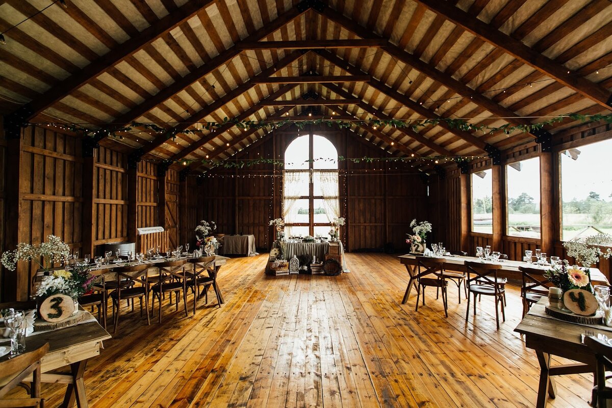 
Идеальная площадка для свадьбы в стиле рустик - большой деревянный амбар