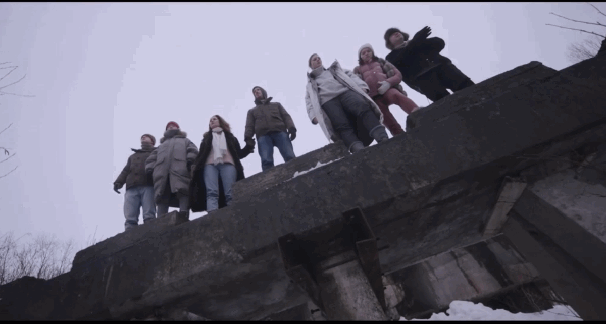 Люди пытаются бежать от эпидемии.