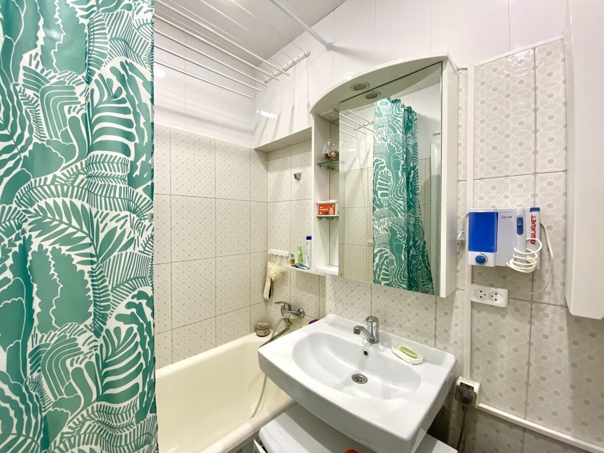 Пыль протираю с ирригатора, который висит на стене, с машинки и труб.