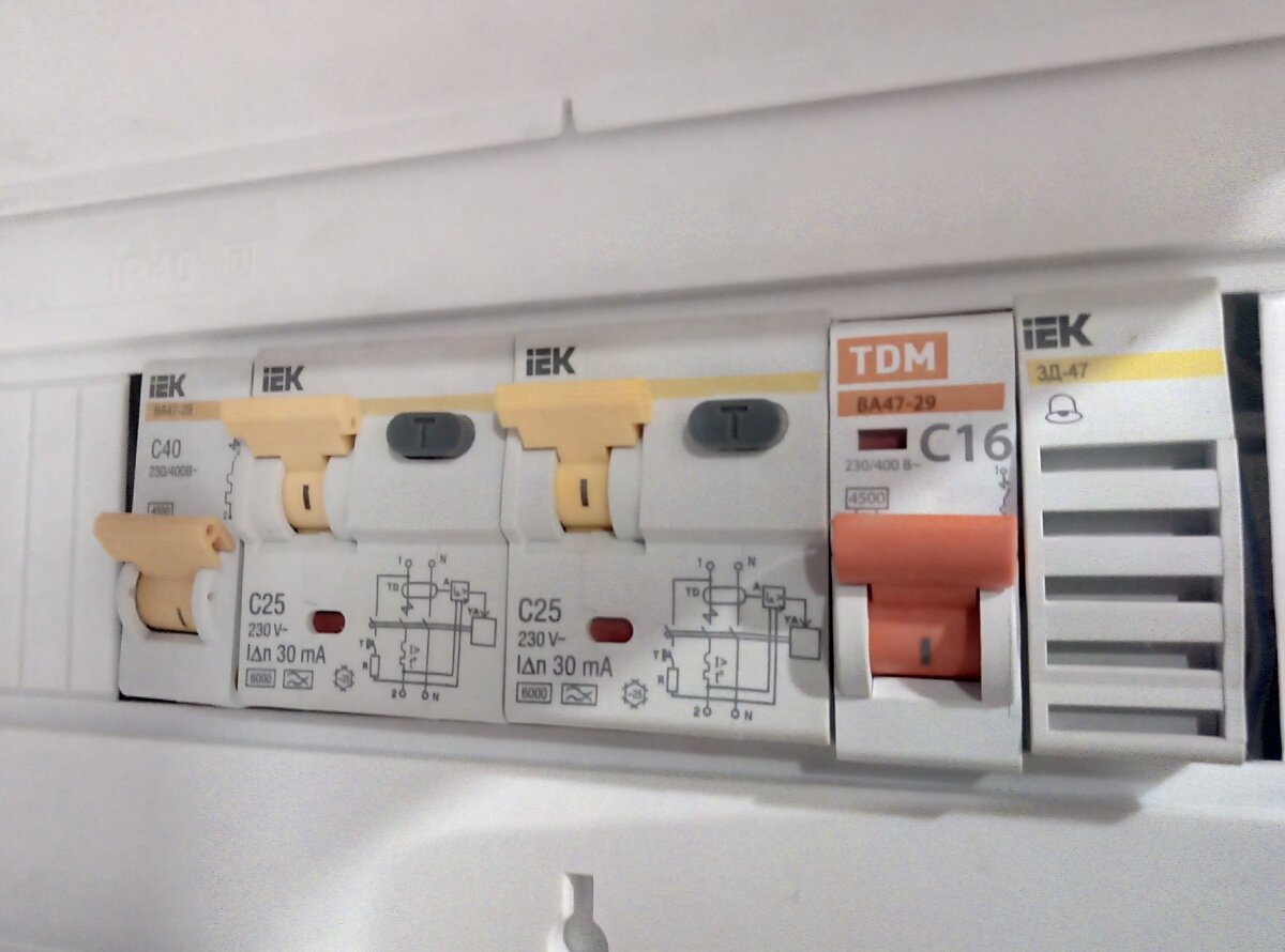 В квартирном щитке 4 группы-освещение, две линии розеток и питание электроплиты.