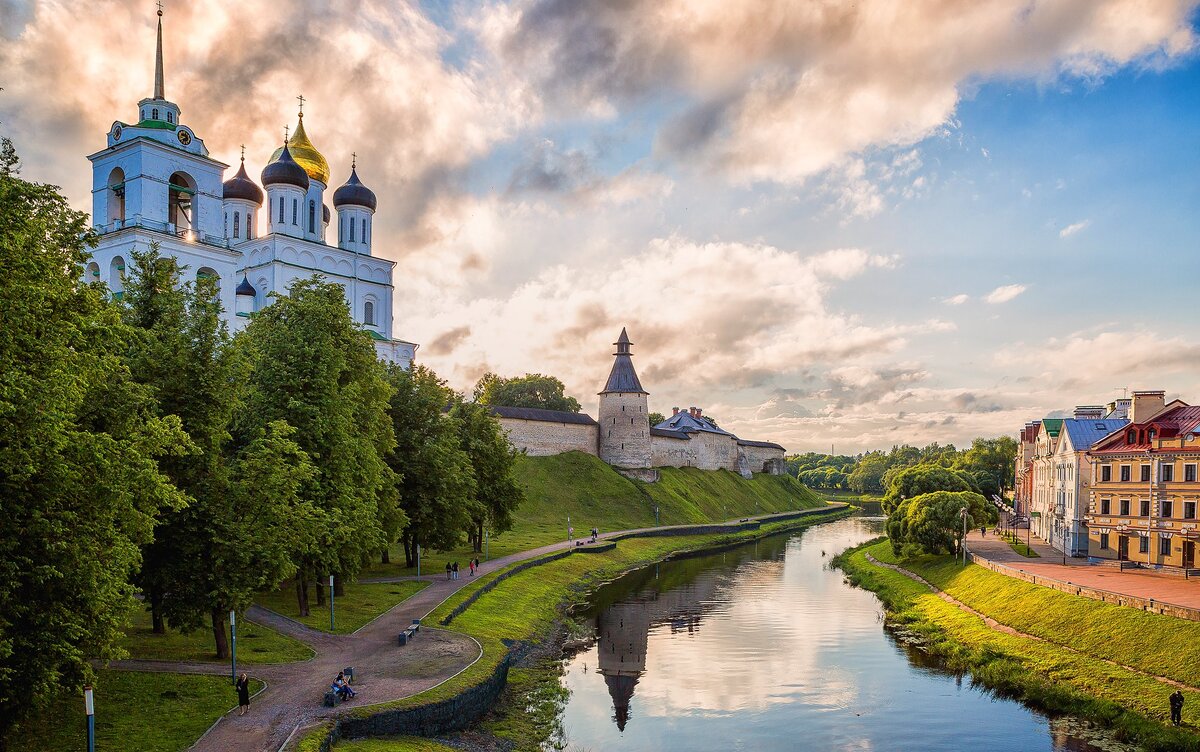 Псковский Кремль Псков. Город Псков Кремль. Набережная в Пскове у Кремля. Псков лето.