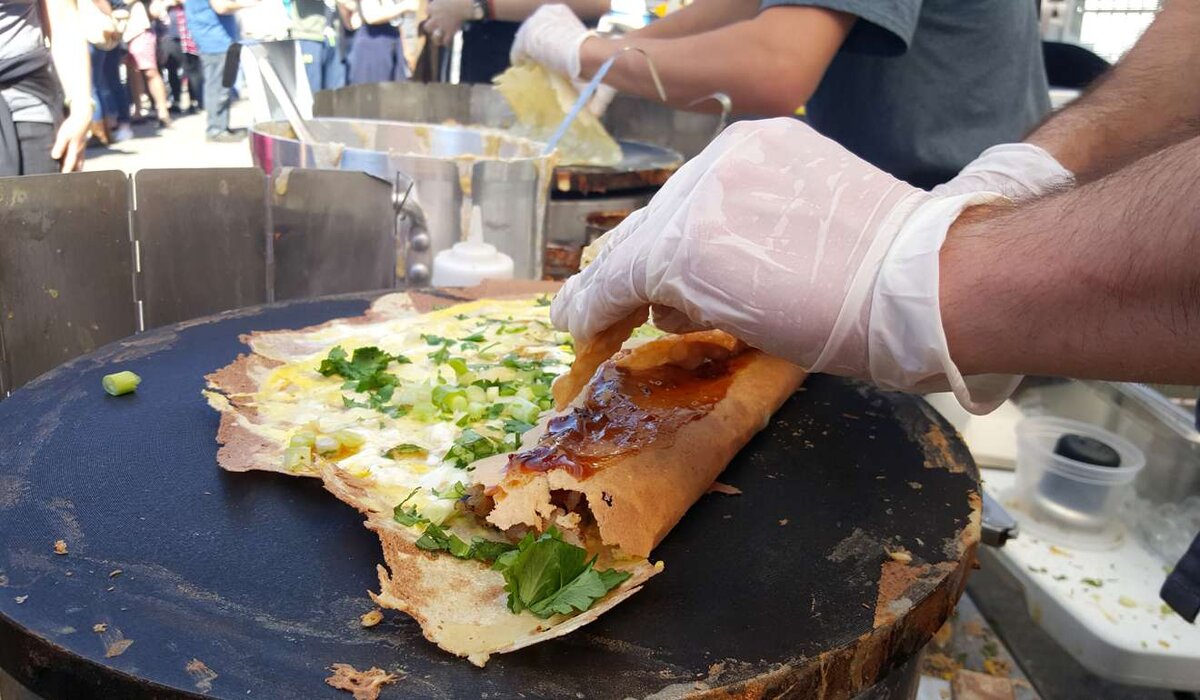 Процесс готовки блинчиков. Источник фото: интернет