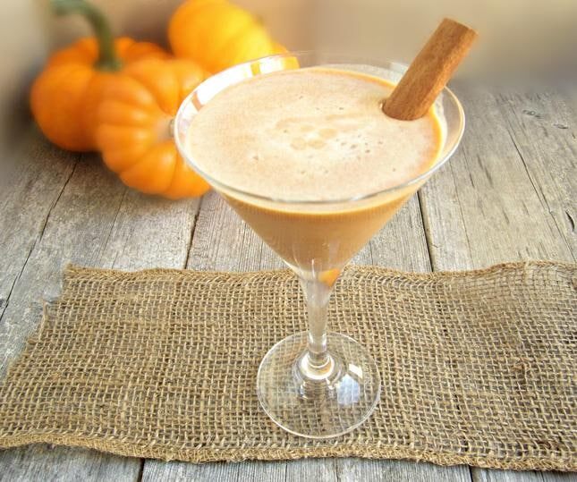 Pumpkin Spice

Хэллоуин уже прошел, да и не утро уже кажется, но теме не менее вот вам воскресный кофе.🎃

 Ингредиенты:
▪️150мл. – горячего эспрессо;
▪️75мл. - сливок;
▪️50мл. - текилы;
▪️2 ст. л. – тыквенного сиропа;
▪️2 ст. л. – сахара;
▪️1ст. л. – ванильного экстракта;
▪️1 ч. л. – корицы;
▪️12 ч. л. – специй для тыквенного пирога;

Специи для тыквенного пирога можно смешать из душистой гвоздики, молотой корицы, мускатного ореха – все по 1 ч. л. и 1/2 ч. л. сухого имбиря.


Приготовление:
Смешайте сливки, сахар, смесь специй для тыквенного пирога, тыквенный сироп, ванилин и все как следует перемешайте. Добавьте кофе и текилу, не перемешивайте. Украсьте взбитыми сливками и щепоткой корицы.

