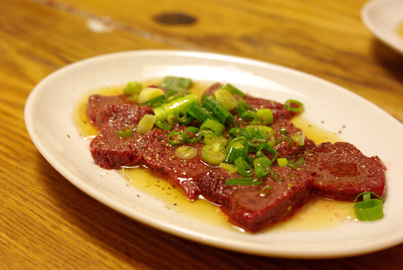 В 100 граммах говяжьей печени содержится 0,009 грамма железа