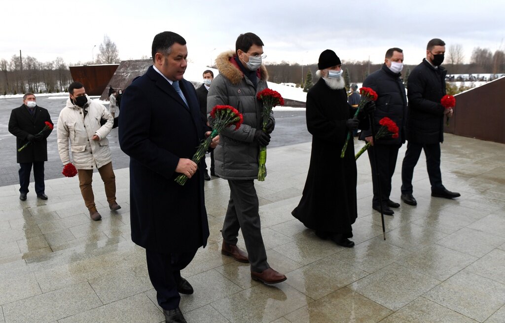 В Тверской области губернатор и полпред посетили Ржевский мемориал