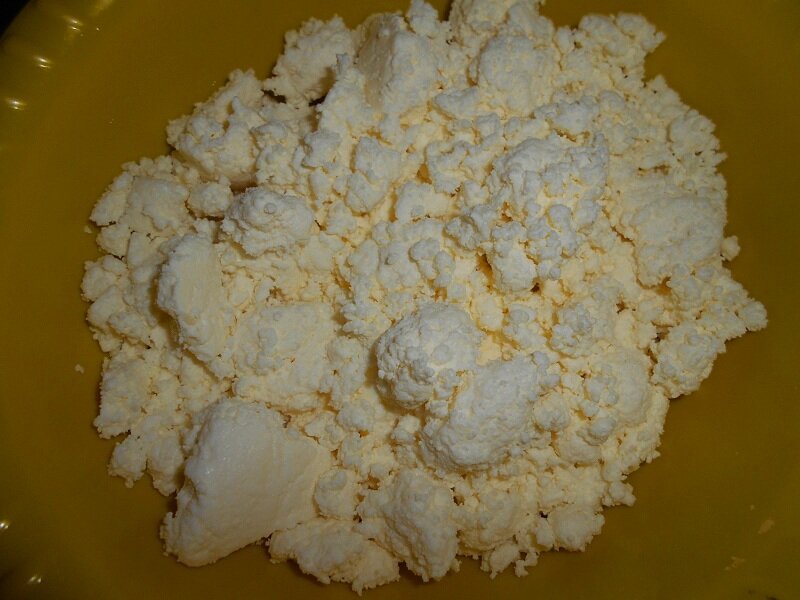 Творог кладем в миску, добавляем, соль, сметану, свежее сырое яйцо, крошим чеснок, зелень, все тщательно перемешиваем.листайте картинки.