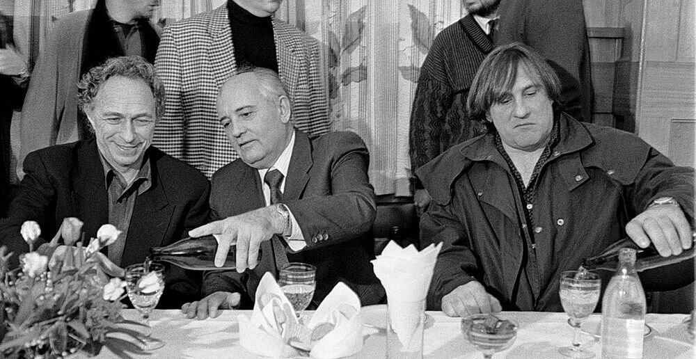 После начала антиалкогольной кампании М.С. Горбачёв получил в народе прозвище «минеральный секретарь», однако уже совсем скоро его сменили куда более крепкие эпитеты…
