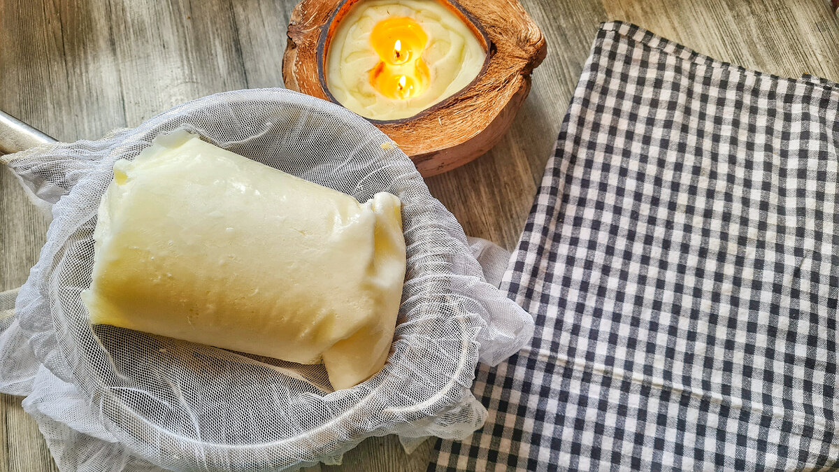 Освободив от упаковки замороженный кефир, следует поместить в марлю или хлопчатобумажную ткань. Удобно подвесить кефир над посудой или уложить в дуршлаг. Отцедить сыворотку после оттаивания продукта в течение 4-5 часов