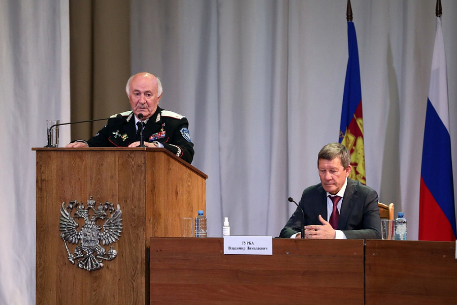 Всероссийский казачий атаман Николай Долуда. Хм-хм, а в фуражке он выглядит куда представительнее. Фото https://admkrai.krasnodar.ru/