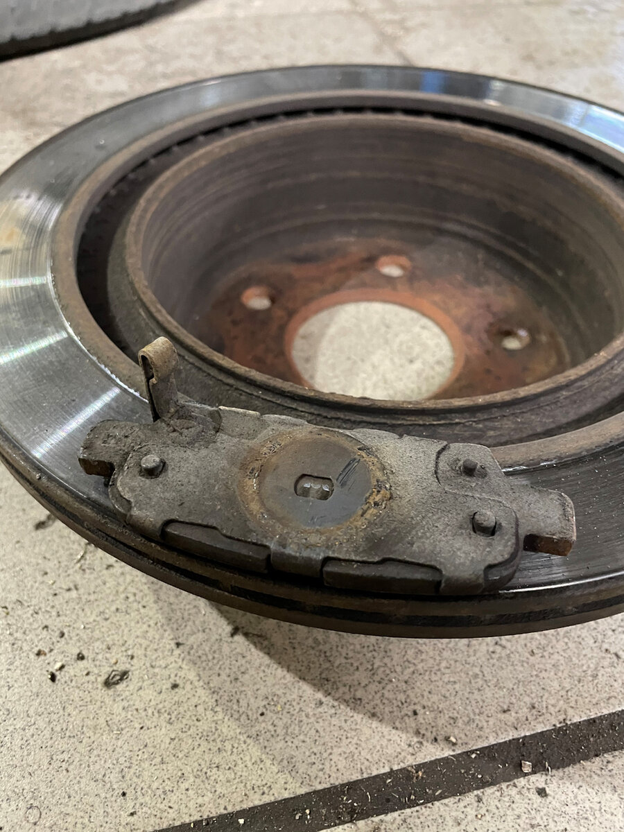 Скрипун с изношенной тормозной колодки