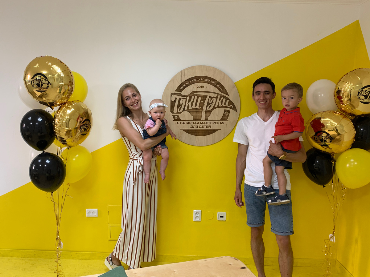 На открытии. Счастливые, что, наконец, запустили мастерскую.