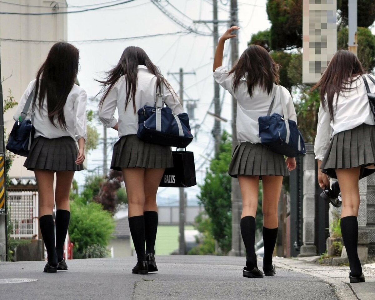 School girl hidden. Эндзё Косай. Эндзё Косай в Японии. Мини юбки в Японии. Японские школьницы в юбках.