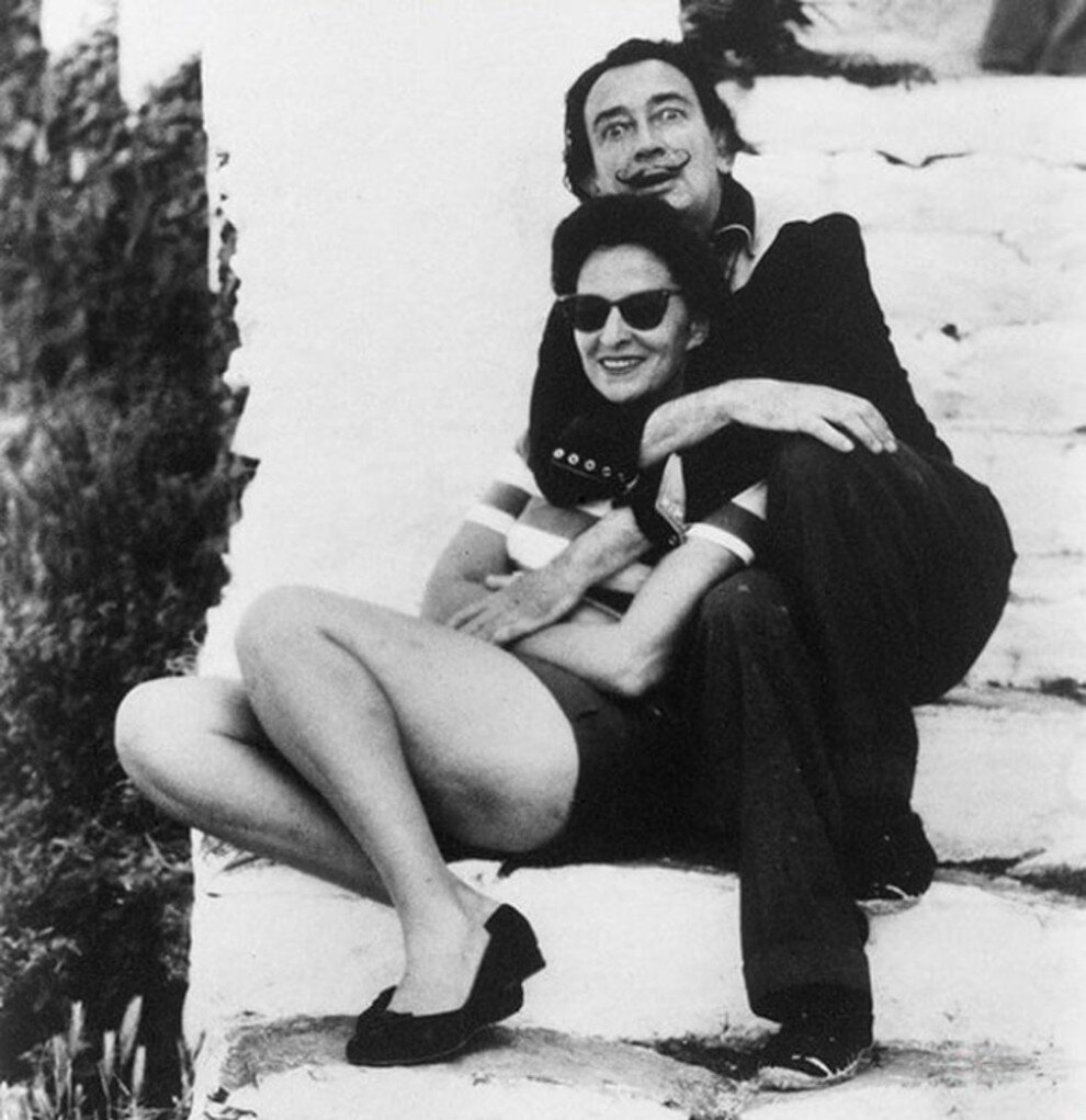 Гала – девушка русского происхождения, которая в 17 лет переехала из Москвы в Швейцарию. Елена Дьяконова, известная миру как Гала, была женой французского поэта Поля Элуара и любовницей немецкого художника Макса Эрнста. Тем не менее, она прославился благодаря своим отношениям с испанцем Сальвадором Дали, где она была его второй женой, моделью и музой. Галой (с ударением на втором слоге) ее назвал первый муж – с французского это переводилось как "праздник".  Возлюбленные познакомились в 1929 году в Кадакесе. Гале было 35, Дали –25. На тот момент Елена была замужем, но симпатия между ней и Дали возникла моментально, в прочем как и роман. Елена бросила мужа с 11-летней дочерью, позже Поль лишил ее материнских прав. 
По началу пара жила в нищете, но уже к 1930 году они перебрались в Париж. Дали с головой ушел в творчество, в то время как новоиспеченная жена рекламировала и прославляла художника в кругах известных коллекционеров. Безусловно, обаятельная девушка не была просто женой, она стала агентом, продюсером и представителем мастера. Нельзя не добавить как сильно Дали был одержим женой, множество полотен было написано в ее честь, в том числе и с религиозным уклоном.
Дали и Гала прожили вместе 50 лет. «У нас с Гала словно медовый месяц, - пишет Дали. – У нас такие идиллические отношения, каких не было никогда прежде. Чувствую, как ко мне приближается мужество, которого мне все еще не хватало, чтобы окончательно превратить свою жизнь в шедевр героизма. Чтобы добиться этого, мне придется ежеминутно совершать деяния, достойные героя». 