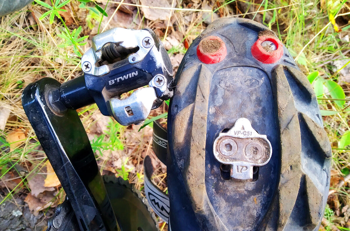 педаль и шип на подошве туфли