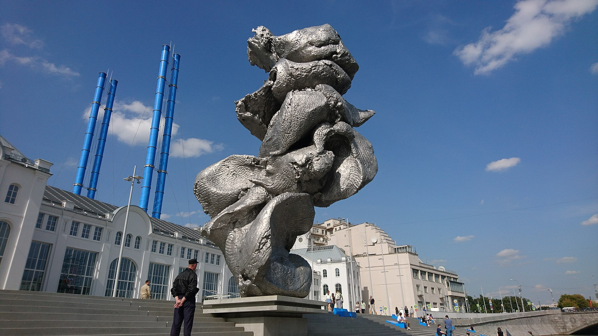 Памятник на Болотной площади в Москве Урса Фишера. Урс Фишер скульптура в Москве. Большая глина 4 Урс Фишер. Урс Фишер статуя на Болотной. Болотная глина