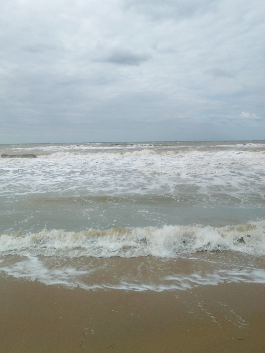 Вот такое неприветливое и холодное море было иногда в эти дни. Холодно, ветер, очень легко простудиться