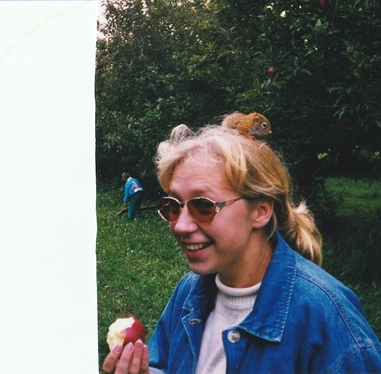 Бельчонок вместе с нами собирает и кушает яблочки в саду