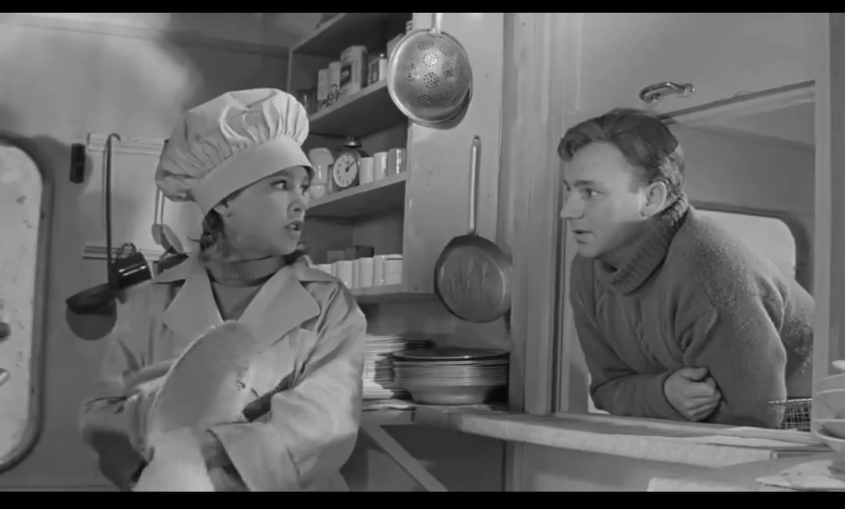 Девчата фильм 1961 михаил кокшенов. Кадр из фильма девчата с бутербродом. Надежда румянцева девчата. Девчата столовая. Тося кислицына в девчатах.