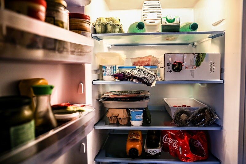 Чтобы прекратить выбрасывать испорченные продукты в мусорное ведро, нужно понимать простые правила хранения их в холодильнике.-2