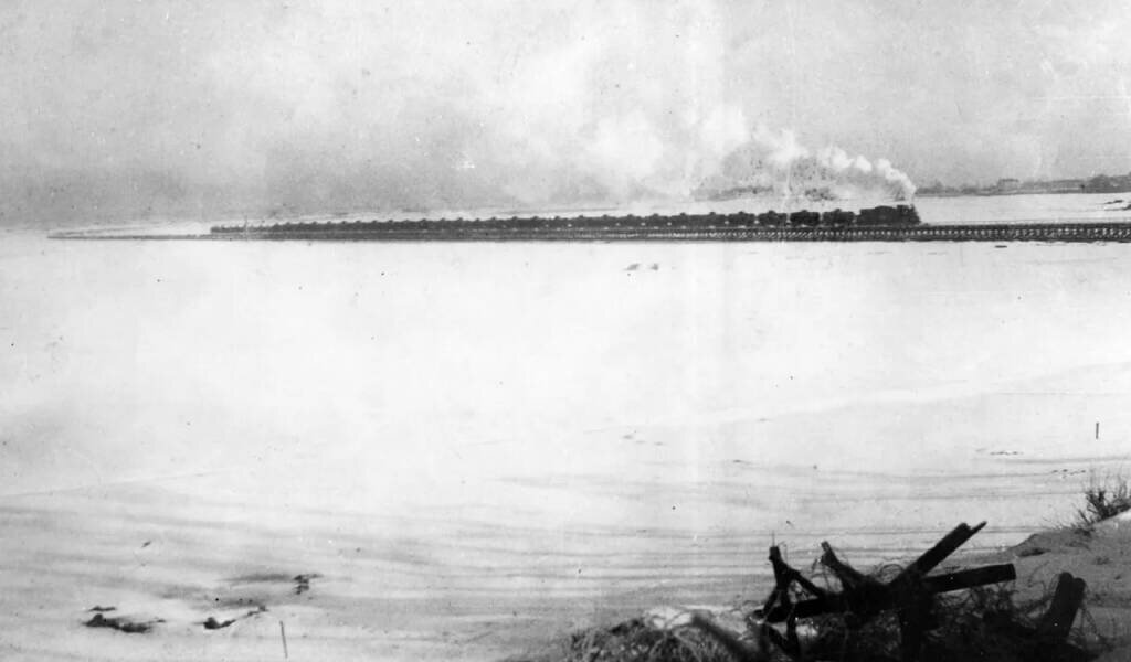 Поезд на низководном мосту на трассе Поляны-Шлиссельбург